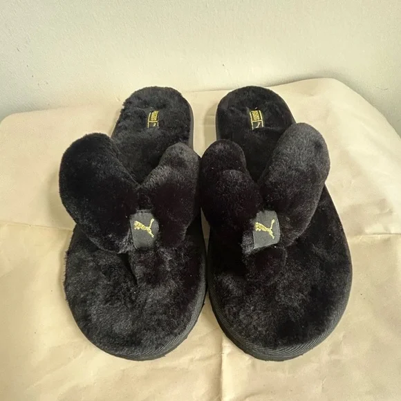 🖤 PUMA Plush Fuzzy Slippers – Women’s Size 9 (Never Worn!) - Picture 2 of 4